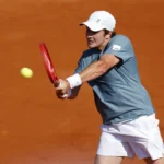 João Fonseca jogando tênis no Madrid Open, quadra de saibro