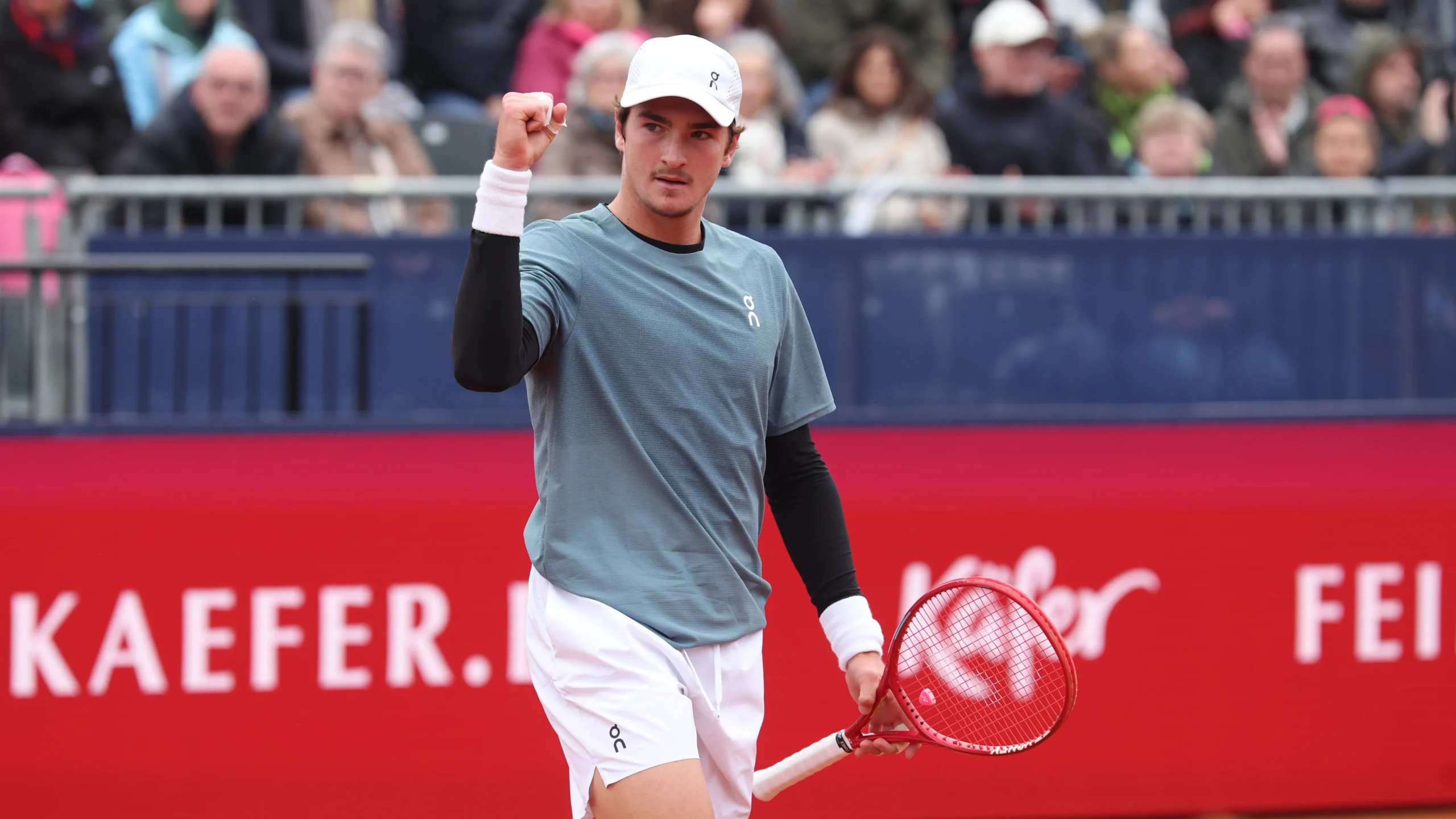 Tenista João Fonseca comemora ponto em Munique