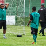 Jogador expulso por agressão a árbitro em jogo de futebol