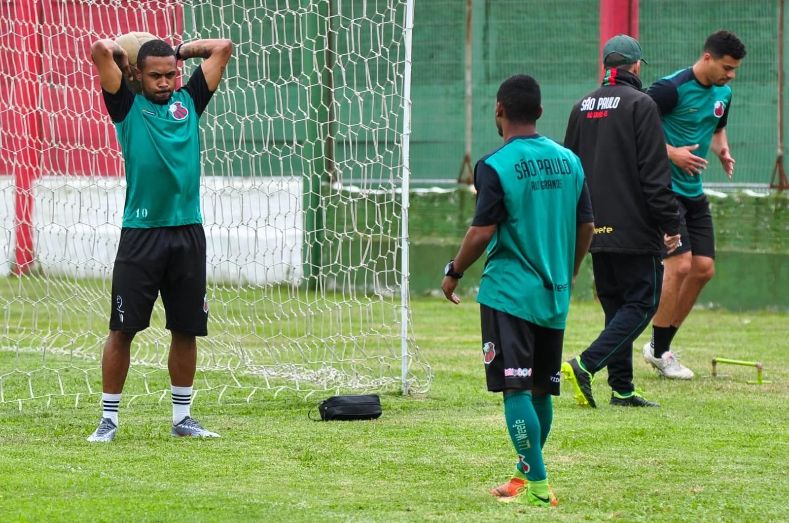Jogador expulso por agressão a árbitro em jogo de futebol