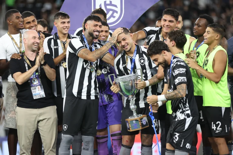 Justino e Barboza do Botafogo com Taça Rio