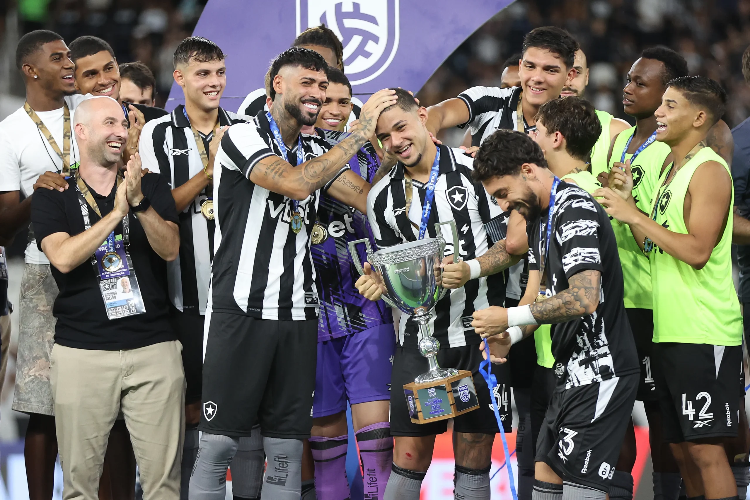 Justino e Barboza do Botafogo com Taça Rio