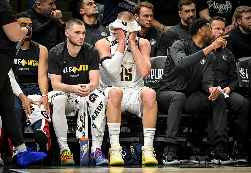 Jogador Jaden McDaniels marcando Jamal Murray em jogo dos playoffs da NBA.
