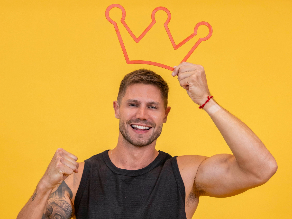 Jonas Sulzbach, ex-participante do BBB26, em entrevista, falando sobre a vitória de Ana Paula e seus relacionamentos.