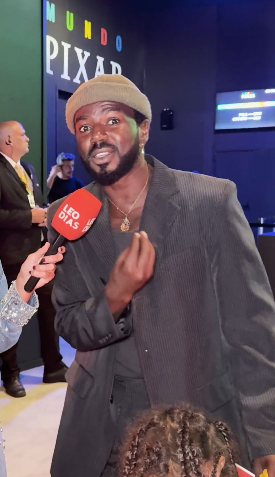 Jonathan Azevedo em cenário de Carnaval na Sapucaí, promovendo nova série