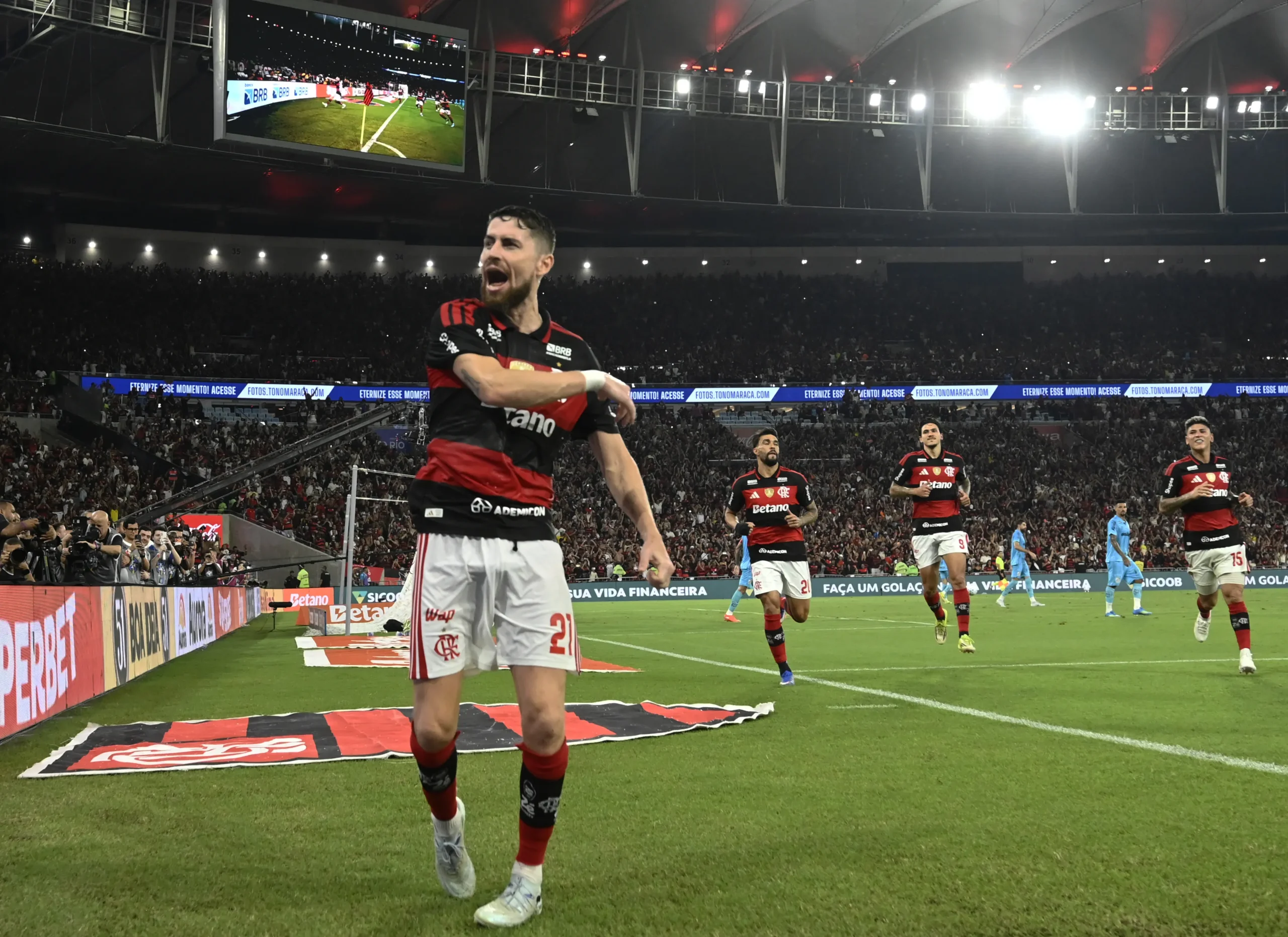 Jogador do Flamengo com lesão muscular na panturrilha em campo de treino