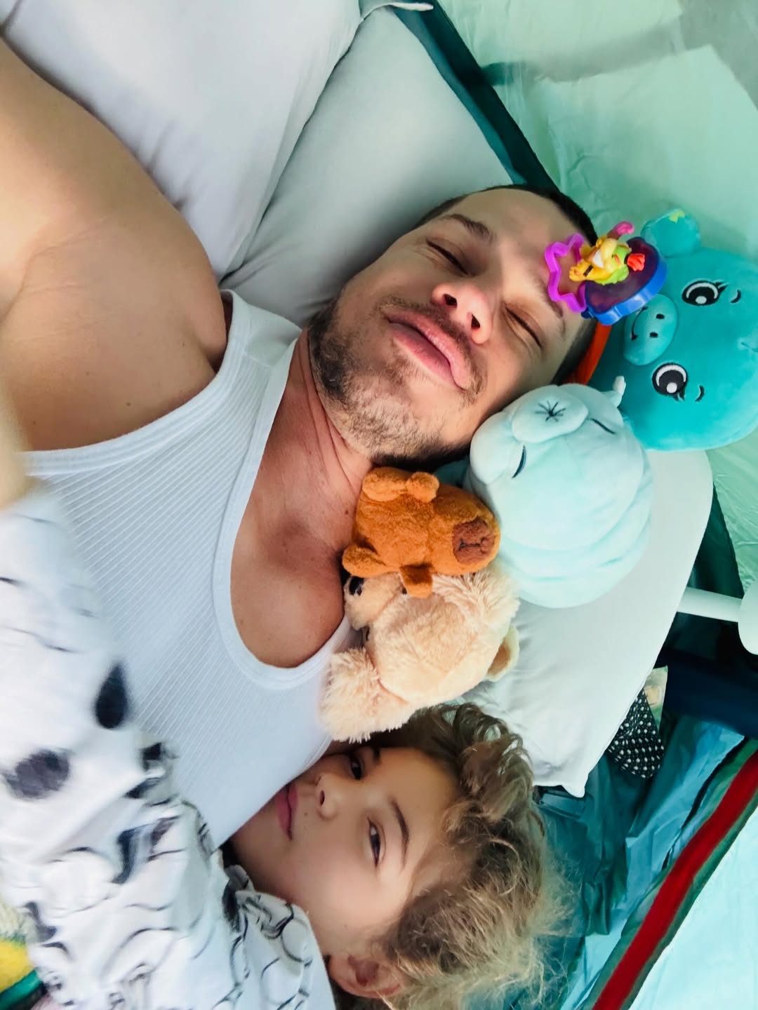 José Loreto e filha Bella em acampamento de aniversário de 8 anos