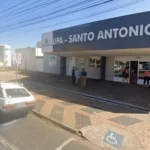 Jovem agredido em Rio Preto, braços feridos, atendimento médico, invasão de casa