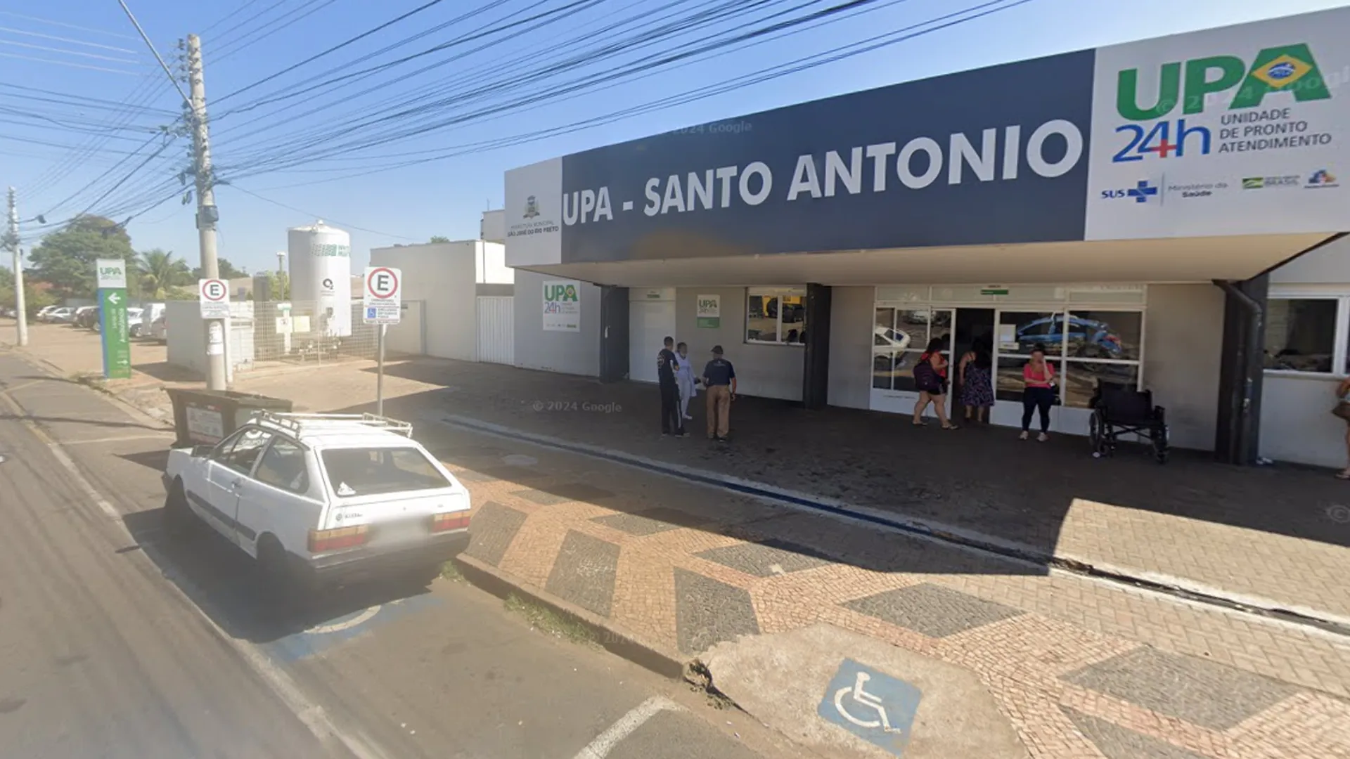 Jovem agredido em Rio Preto, braços feridos, atendimento médico, invasão de casa