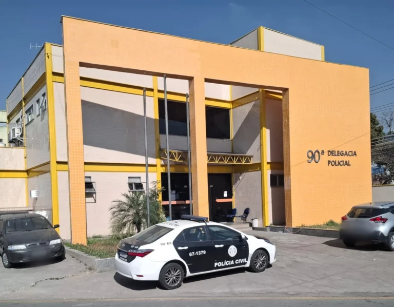 Jovem detido pela polícia após furto de celular em Barra Mansa, em frente a um mercado.