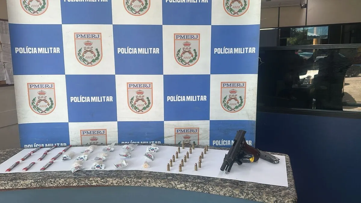 Jovem preso em Barra Mansa com arma e drogas pela Polícia Militar