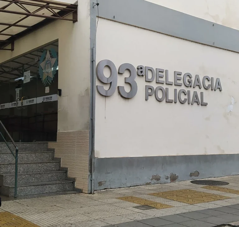 Policial prendendo jovem suspeito de agressão em Volta Redonda, RJ