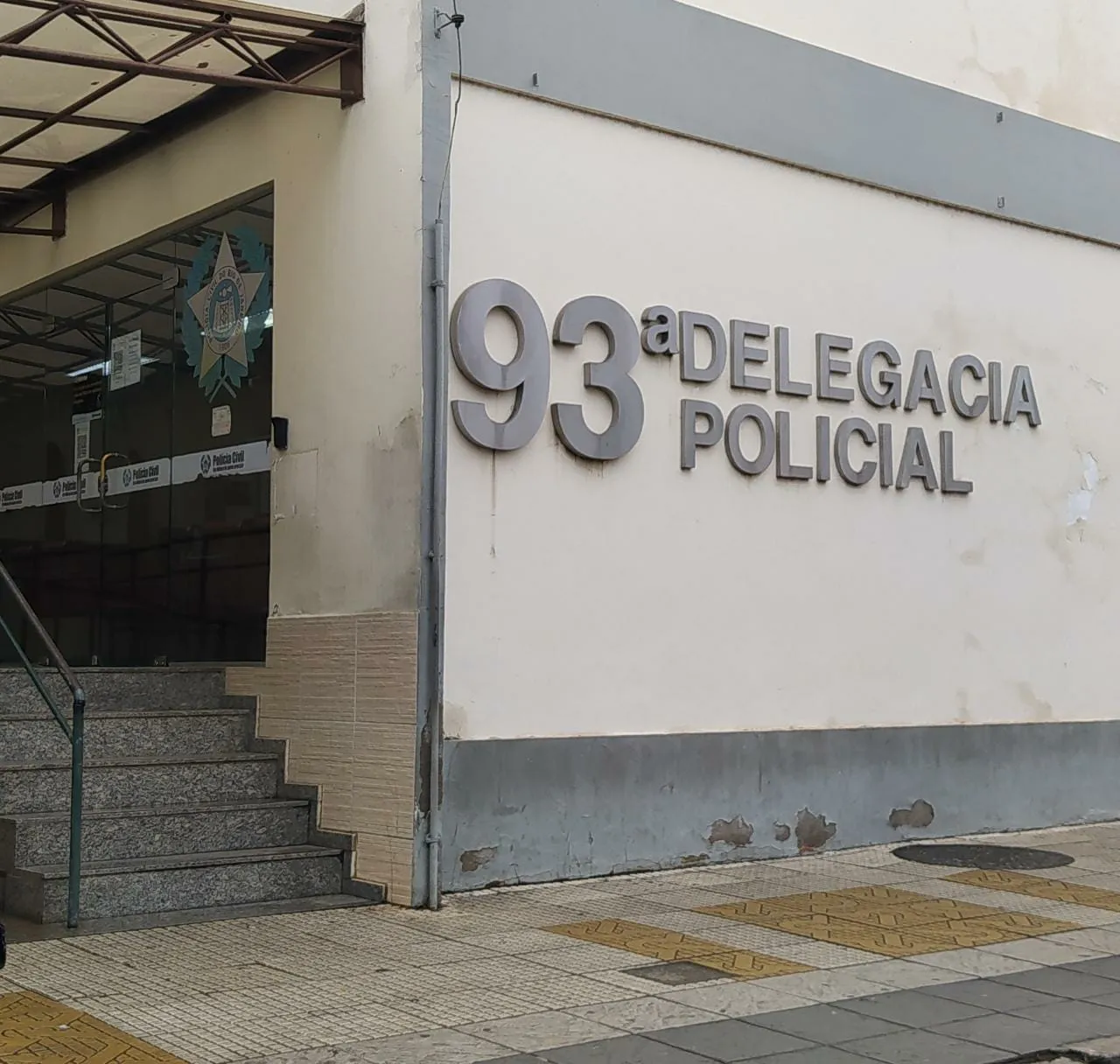 Policial prendendo jovem suspeito de agressão em Volta Redonda, RJ