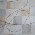 Jovem internado com queimaduras após choque elétrico por fio de internet energizado.