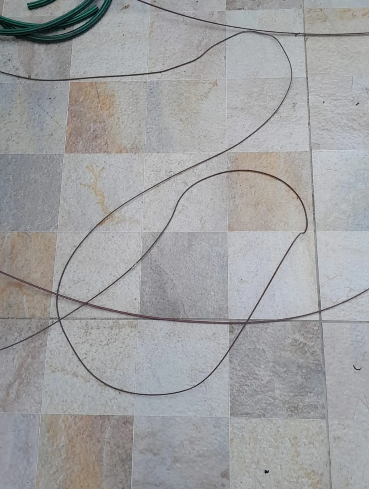 Jovem internado com queimaduras após choque elétrico por fio de internet energizado.