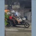 Triciclo acidentado contra muro na Rua Cerqueira Daltro, Cascadura, Rio de Janeiro.