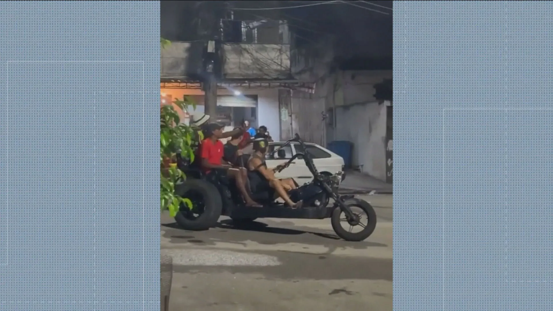 Triciclo acidentado contra muro na Rua Cerqueira Daltro, Cascadura, Rio de Janeiro.