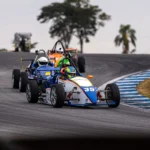Piloto Arthur Guilherme de Caruaru e seu carro da Fórmula eVolution em pista