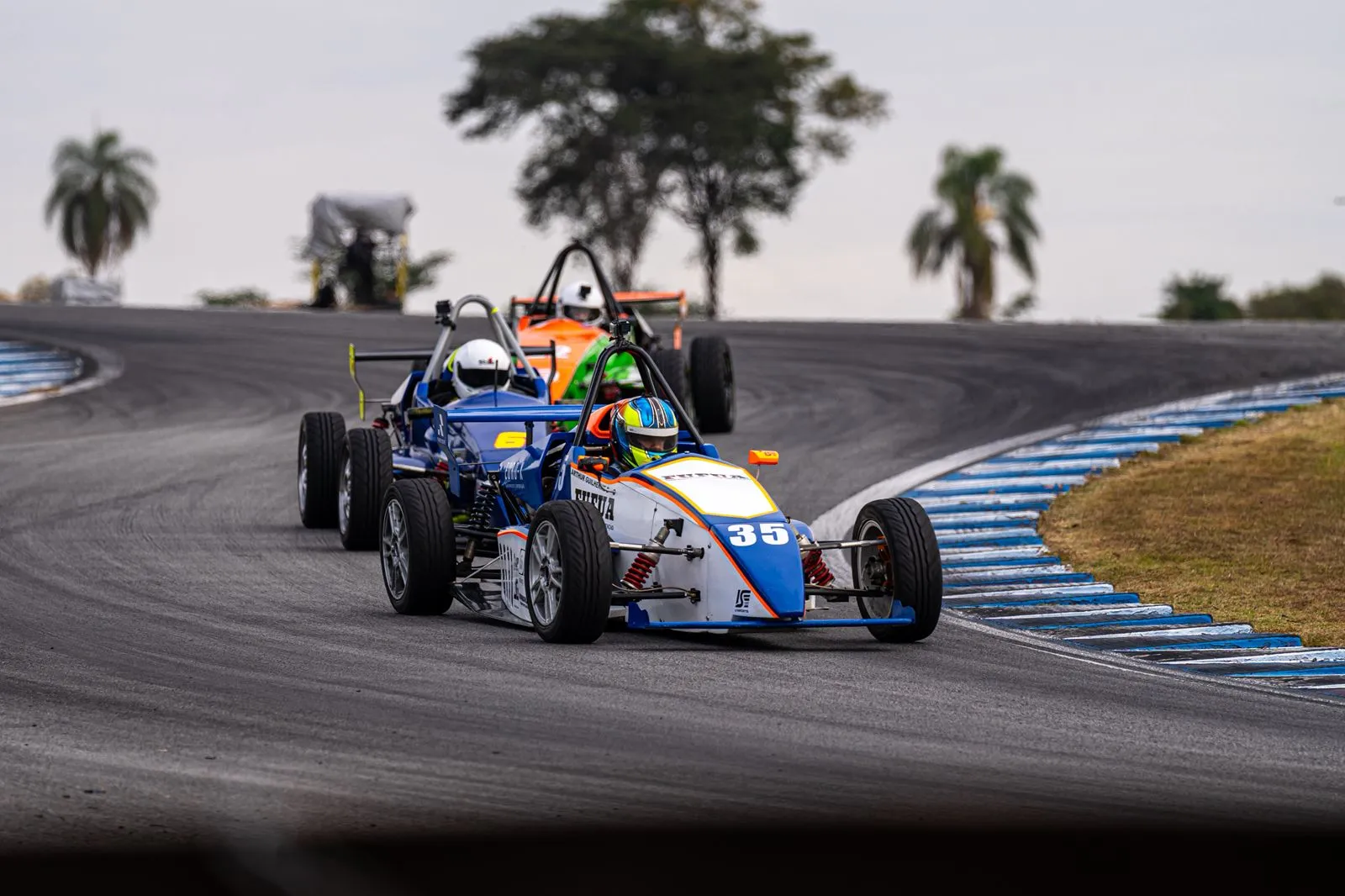 Piloto Arthur Guilherme de Caruaru e seu carro da Fórmula eVolution em pista