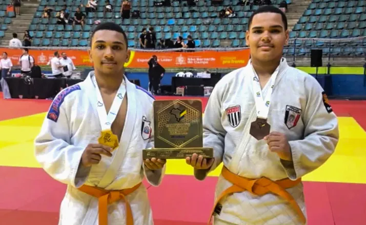 Foto de Paulo Amorim, judoca de Praia Grande, comemorando vitória em competição de judô