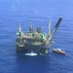 Prédio do STF em Brasília com foco na arquitetura moderna e céu azul, representando o poder judiciário e a decisão sobre os royalties do petróleo.