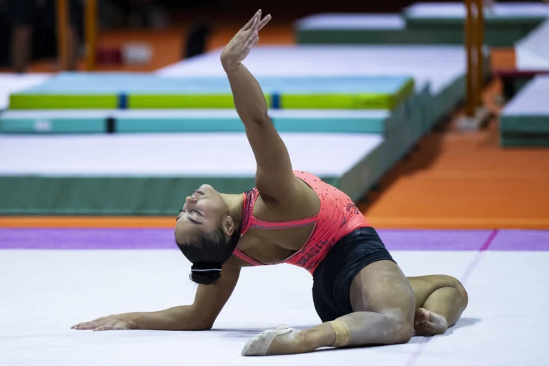 Julia Soares na Copa do Mundo de Ginástica Artística, elemento Dos Santos 1