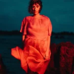 Juliana Linhares em destaque, cantora brasileira lançando novo álbum