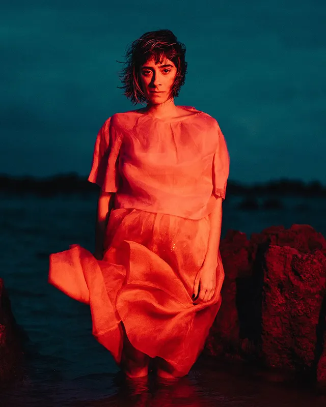 Juliana Linhares em destaque, cantora brasileira lançando novo álbum