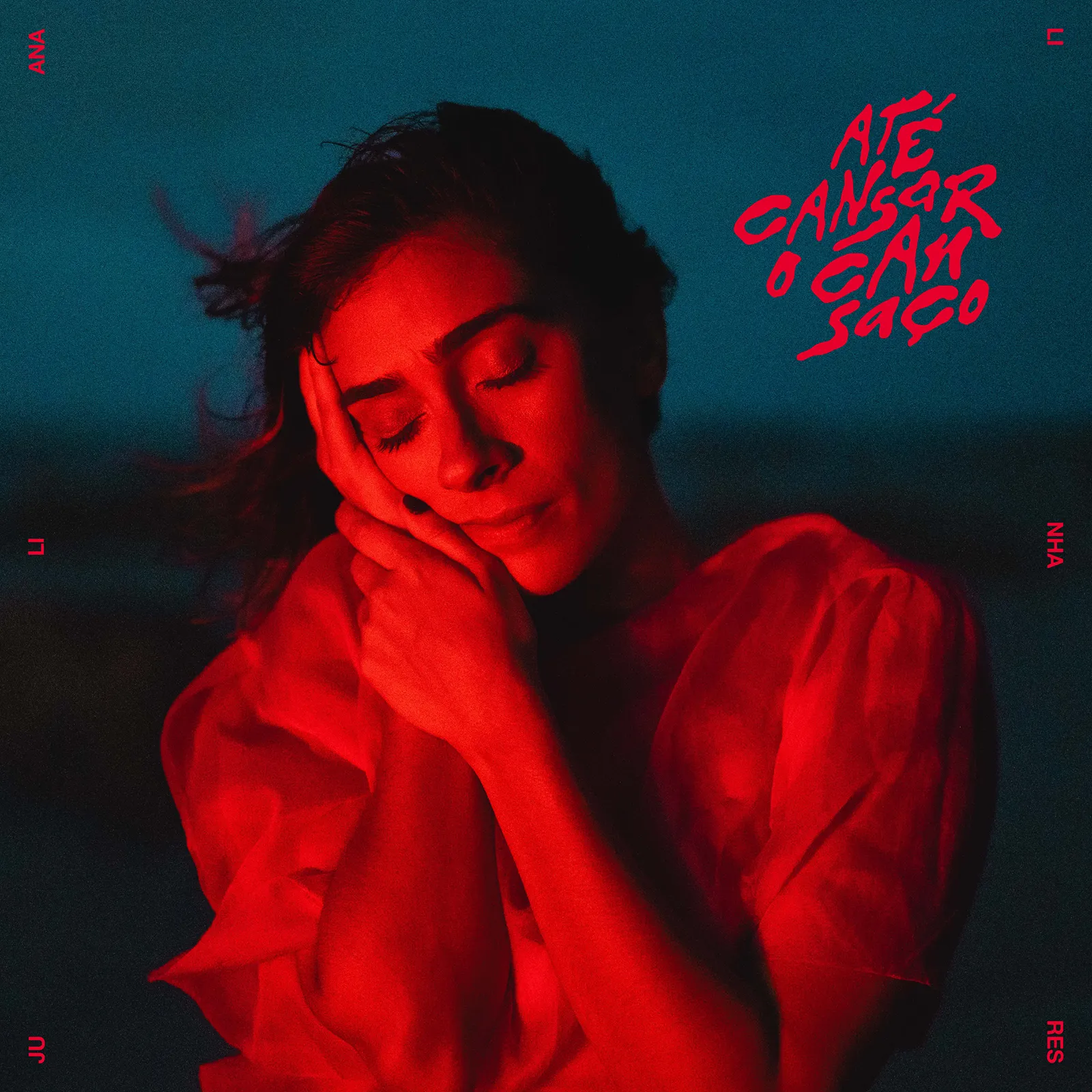 Capa do álbum 'Até cansar o cansaço' de Juliana Linhares, com a cantora em destaque.