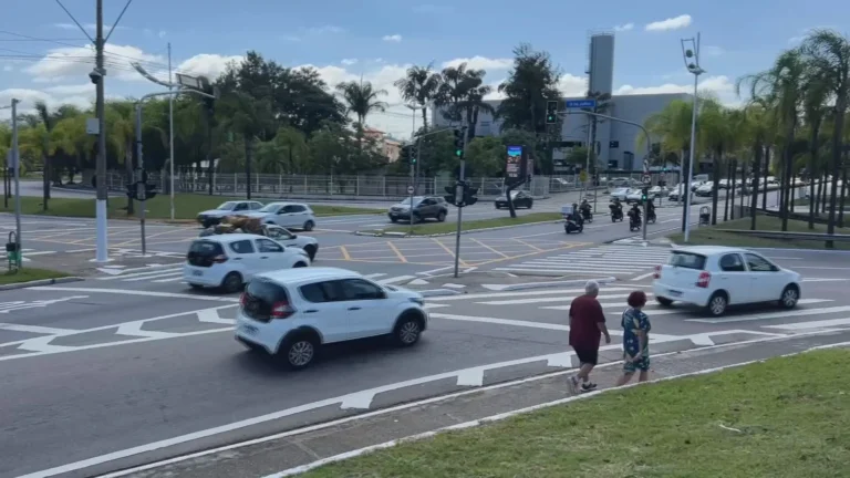 Acidente de trânsito em Jundiaí com ambulância e veículos