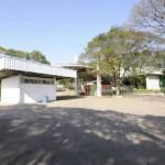 Pessoas recebendo vacina contra a gripe em sistema drive-thru no Parque da Uva, Jundiaí.