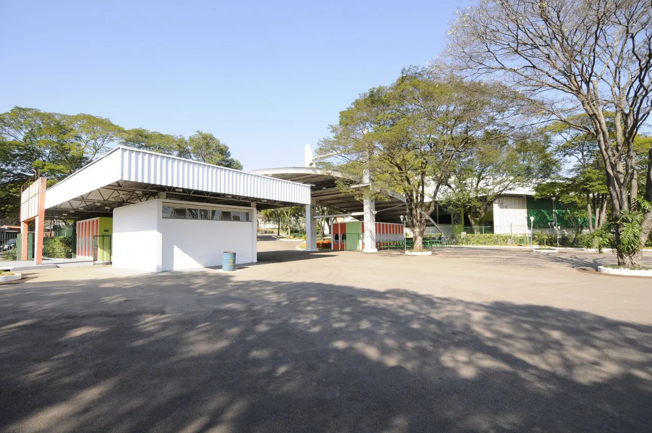 Pessoas recebendo vacina contra a gripe em sistema drive-thru no Parque da Uva, Jundiaí.