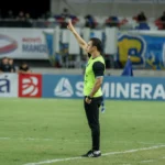 Júnior Rocha, técnico do Paysandu, em campo, analisando o jogo