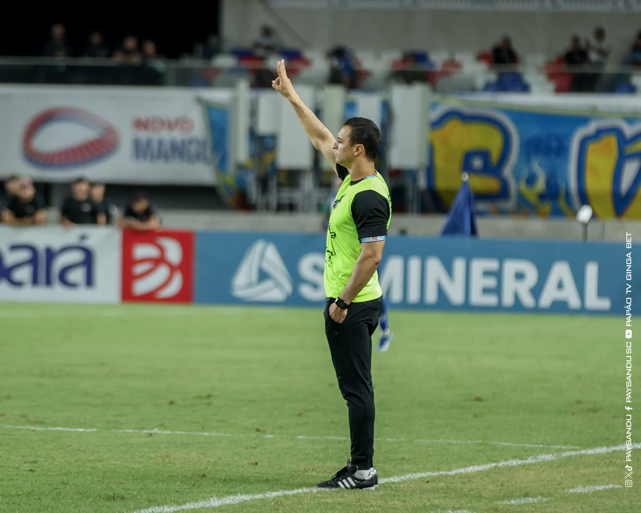 Júnior Rocha, técnico do Paysandu, em campo, analisando o jogo