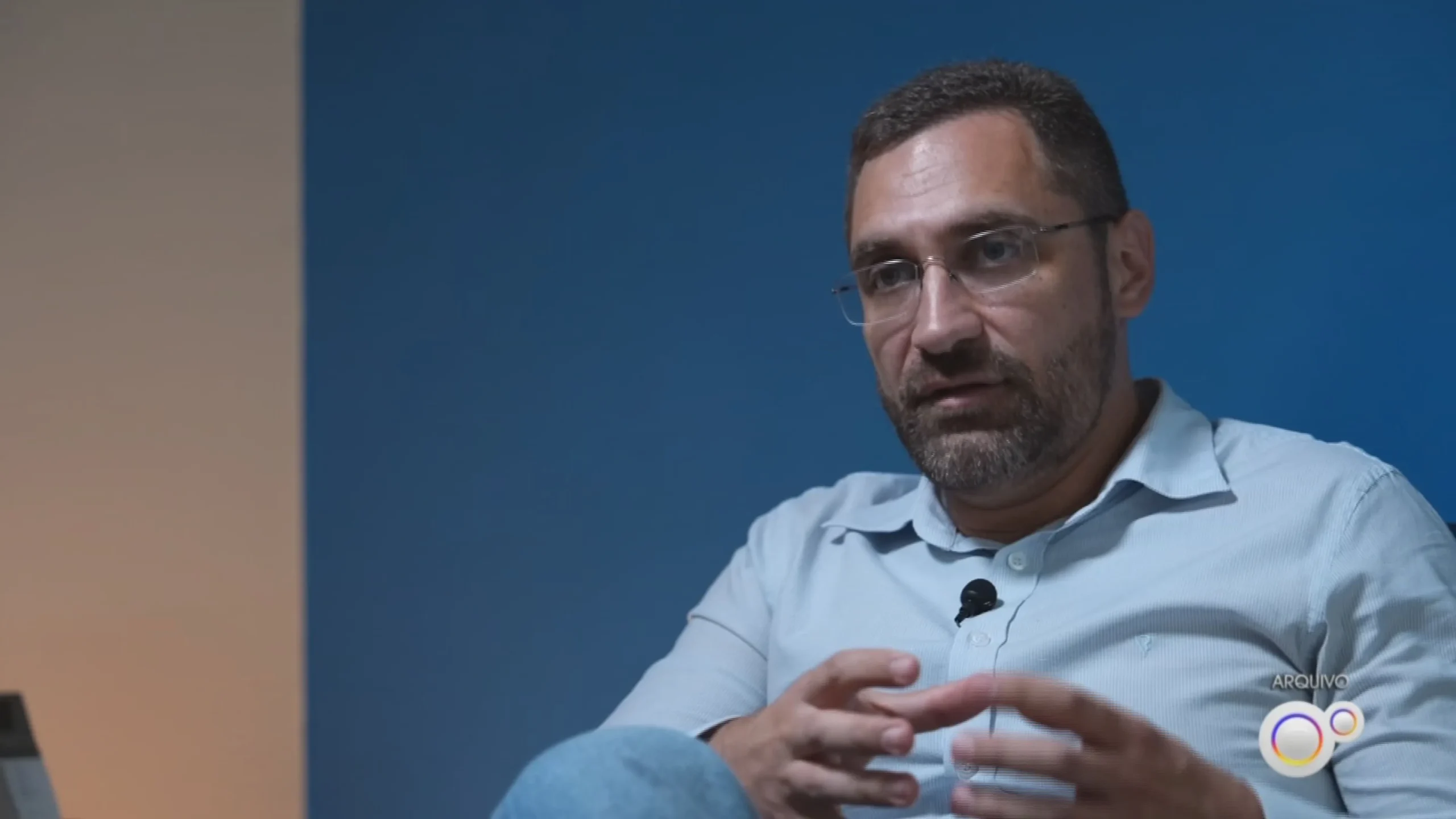 Martelo de juiz em mesa, simbolizando a revogação da prisão do diretor do CHS Sorocaba por violência doméstica.