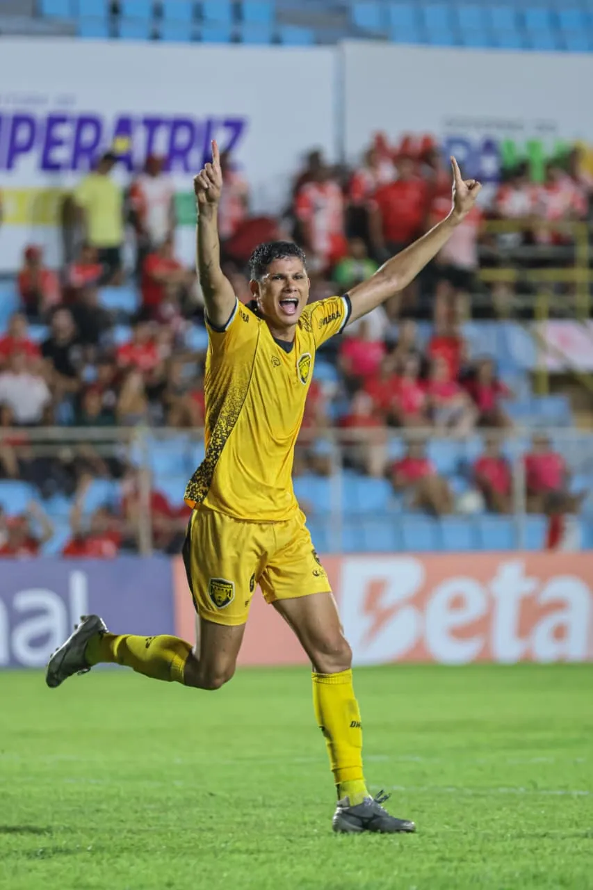 Jogador Erick Varão em uniforme de futebol comemorando, simbolizando sua rescisão de contrato com o Amazonas.