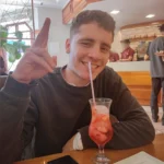 Corte de justiça com juiz e réu, representando a condenação de Jonathan por homicídio em Tatuí