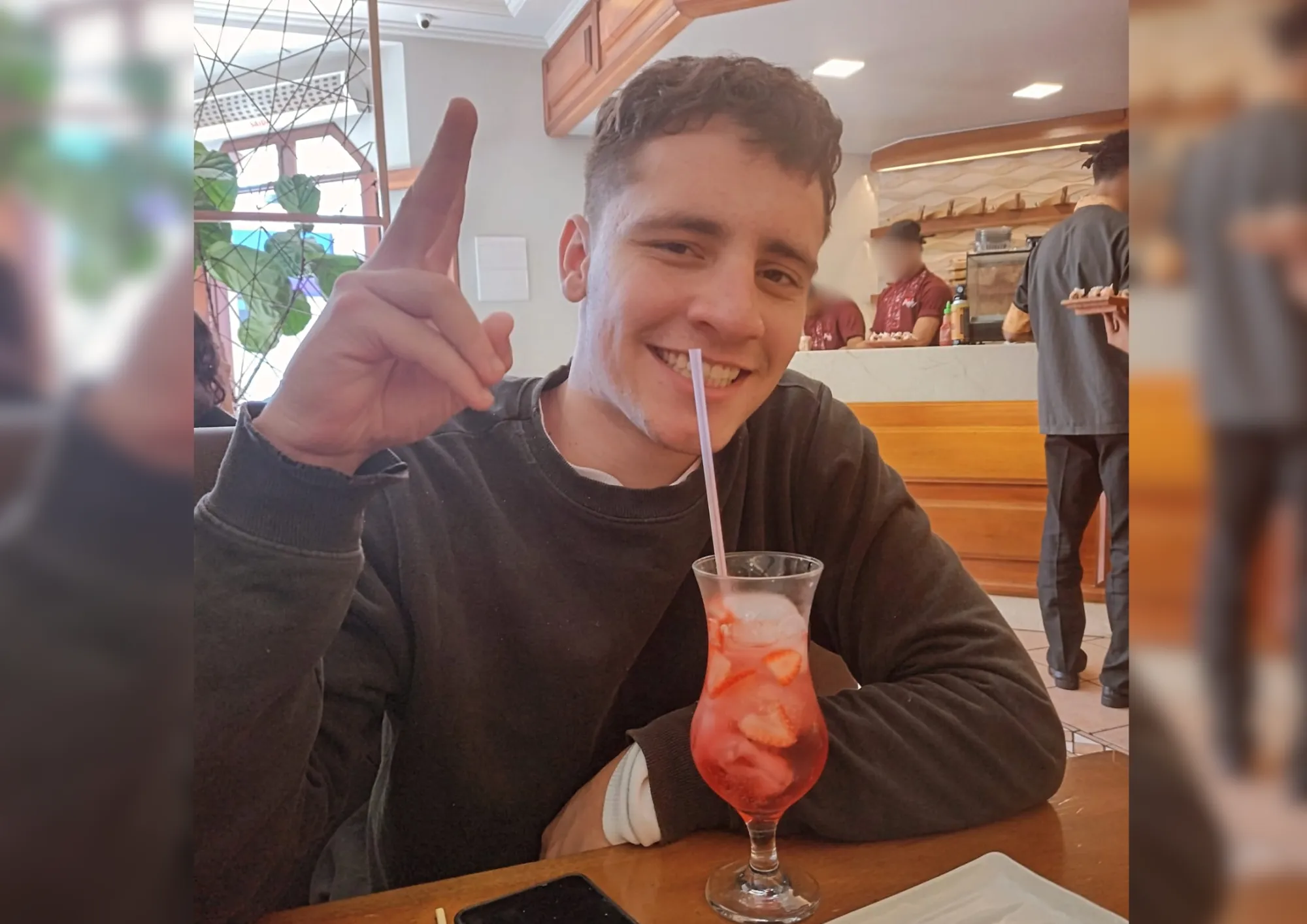 Corte de justiça com juiz e réu, representando a condenação de Jonathan por homicídio em Tatuí