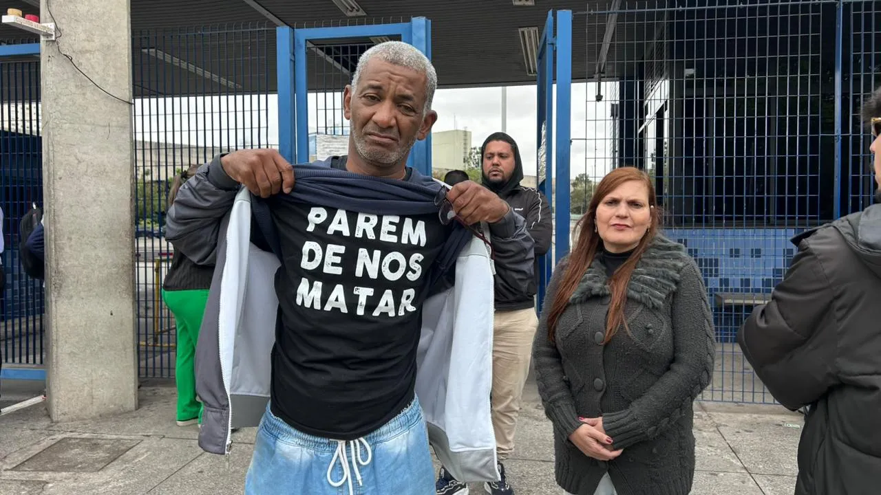 Pais de Gabriel Renan, jovem negro assassinado, em frente ao fórum de justiça.