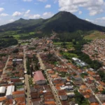 Estetoscópio e documentos falsos simbolizando esquema de consultas falsas em Carmo do Rio Claro, Minas Gerais.