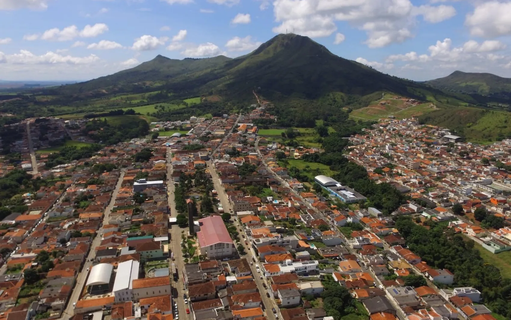 Estetoscópio e documentos falsos simbolizando esquema de consultas falsas em Carmo do Rio Claro, Minas Gerais.