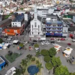 Veterinário examinando um cão em um centro de zoonoses