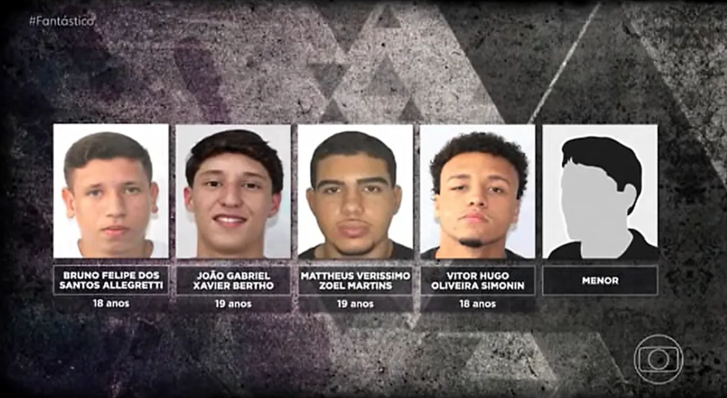 Martelo de juiz em mesa de tribunal, simbolizando decisão judicial e justiça