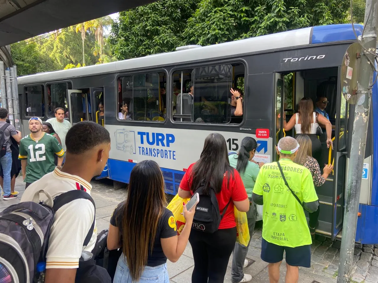 Ônibus Turp Petrópolis em operação, após determinação da justiça