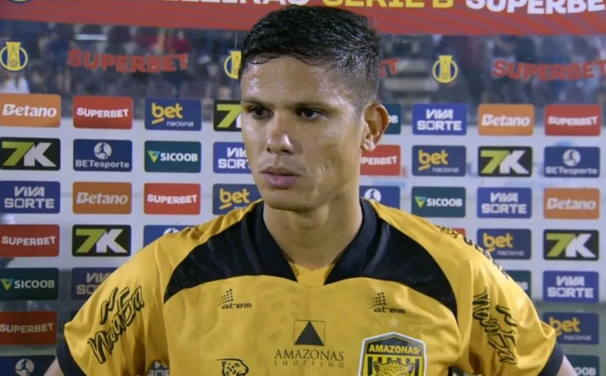 Erick Varão, jogador do Amazonas FC, em ação durante partida de futebol