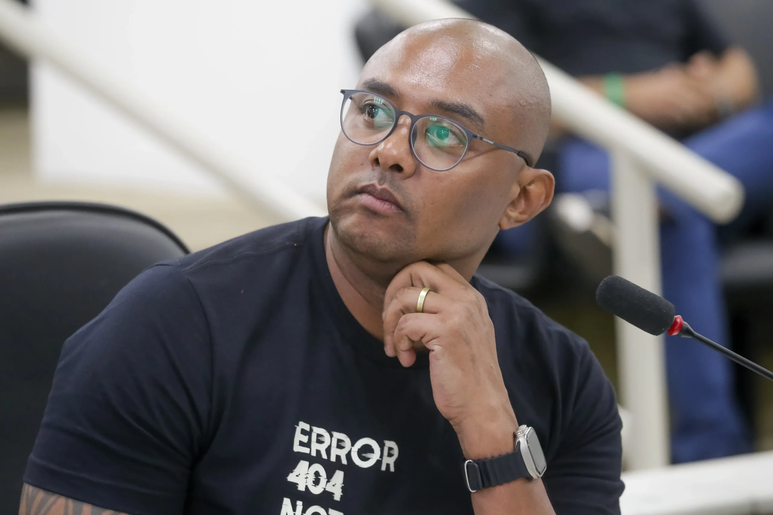 Gavel e documentos legais, representando a decisão judicial sobre o salário vereador Piracicaba