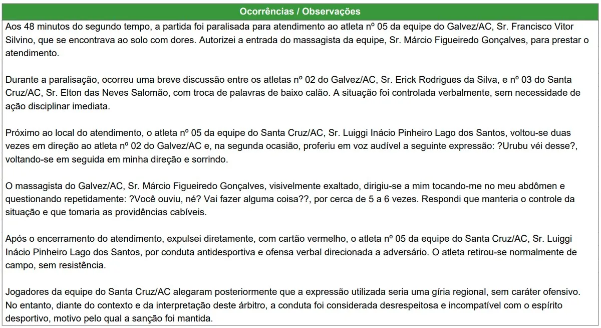 Martelo de juiz e documentos legais em um tribunal, com atletas de futebol em segundo plano