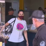 Monique Medeiros sendo escoltada pela polícia após se entregar