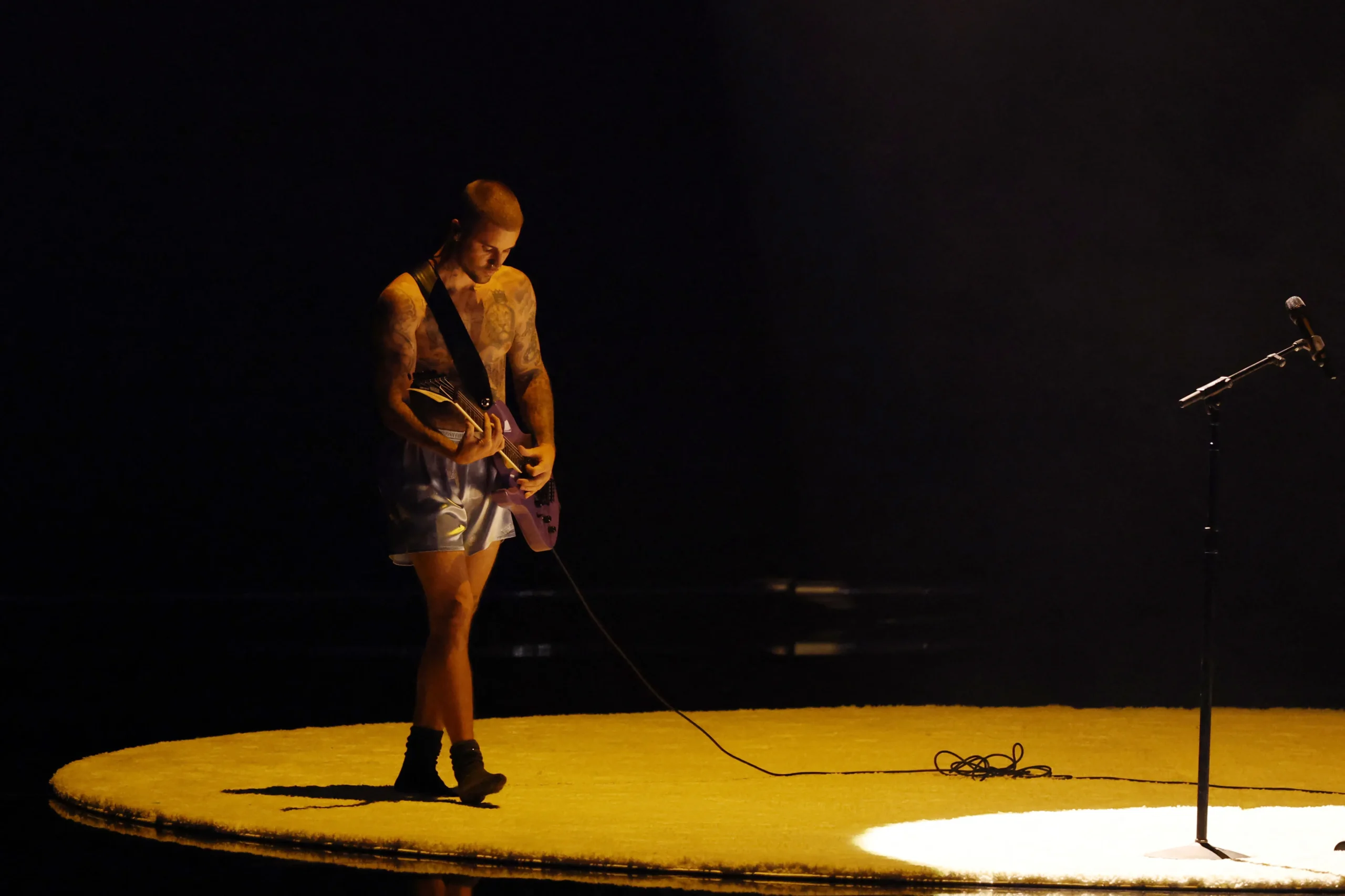 Justin Bieber no Coachella com notebook, cantando