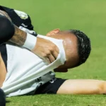 Jogador Kayke do Corinthians com lesão no joelho esquerdo em campo